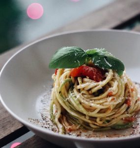 Domates – Fesleğen Soslu Kabak Spagetti