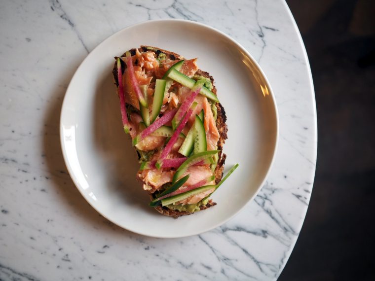 İsli Somonlu, Avokado'lu ve Turplu Tost - Bröd Kahvaltı