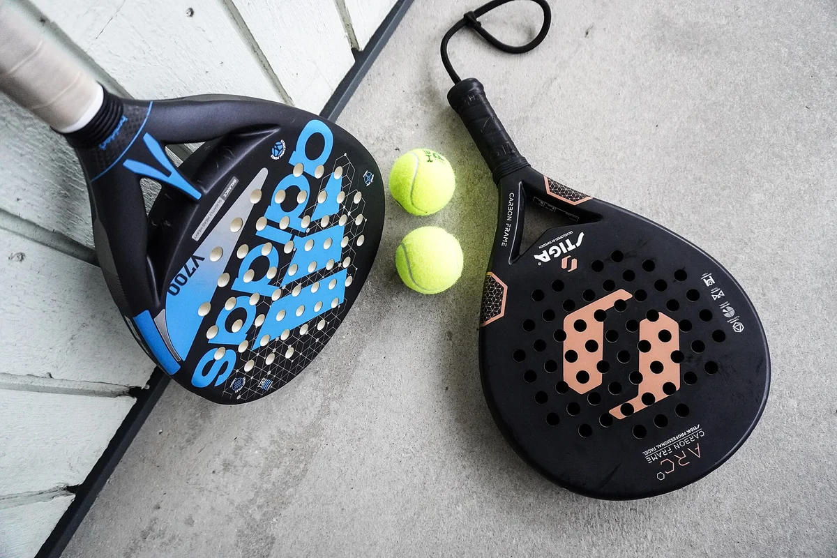 Delikli iki padel raketi ve sarı padel topları. Fotoğraf: Anton Gustafsson