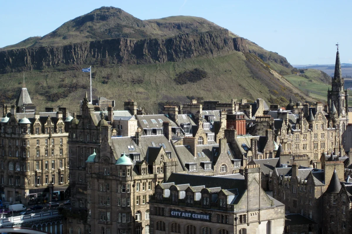 Edinburgh kent dokusu ve arka planda Arthur's Seat. Fotoğraf: Tilmandralle