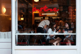Çukurcuma’daki Ostre restoranın akşam saatlerinde dışarıdan görünümü. Fotoğraf: Ronalert