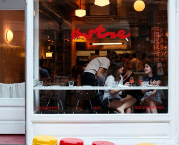 Çukurcuma’daki Ostre restoranın akşam saatlerinde dışarıdan görünümü. Fotoğraf: Ronalert