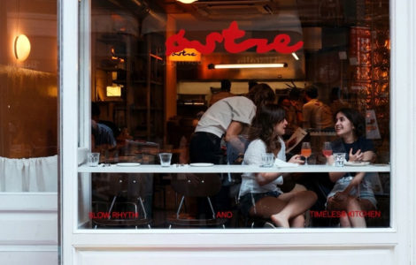 Çukurcuma’daki Ostre restoranın akşam saatlerinde dışarıdan görünümü. Fotoğraf: Ronalert