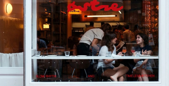 Çukurcuma’daki Ostre restoranın akşam saatlerinde dışarıdan görünümü. Fotoğraf: Ronalert