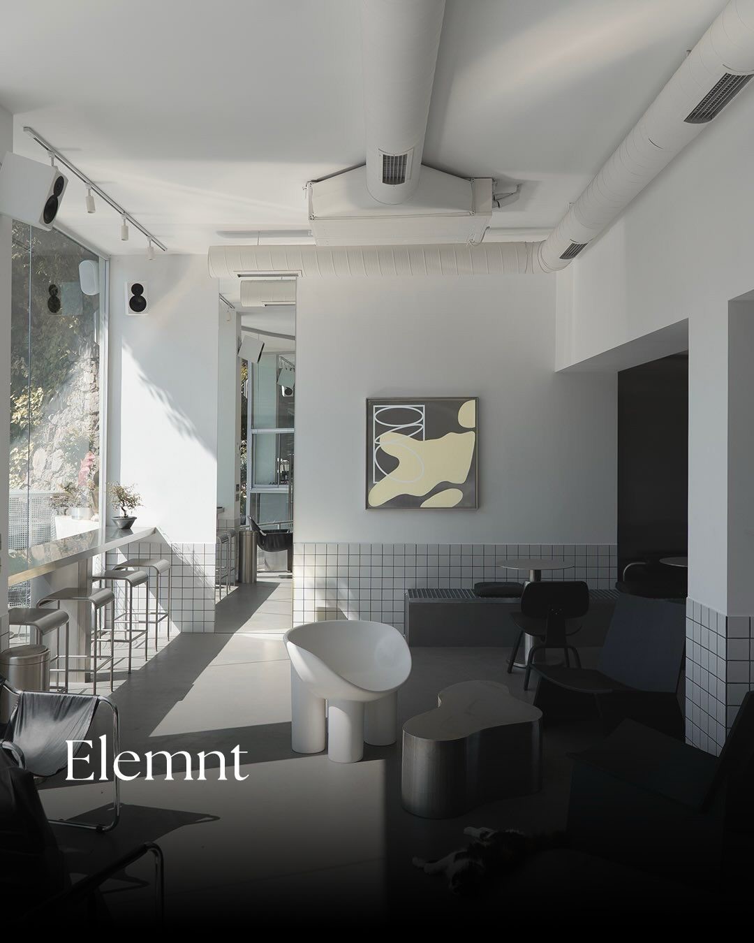 Elemnt’in Beykoz’daki açık renkli spor stüdyosu ve kafe alanı.