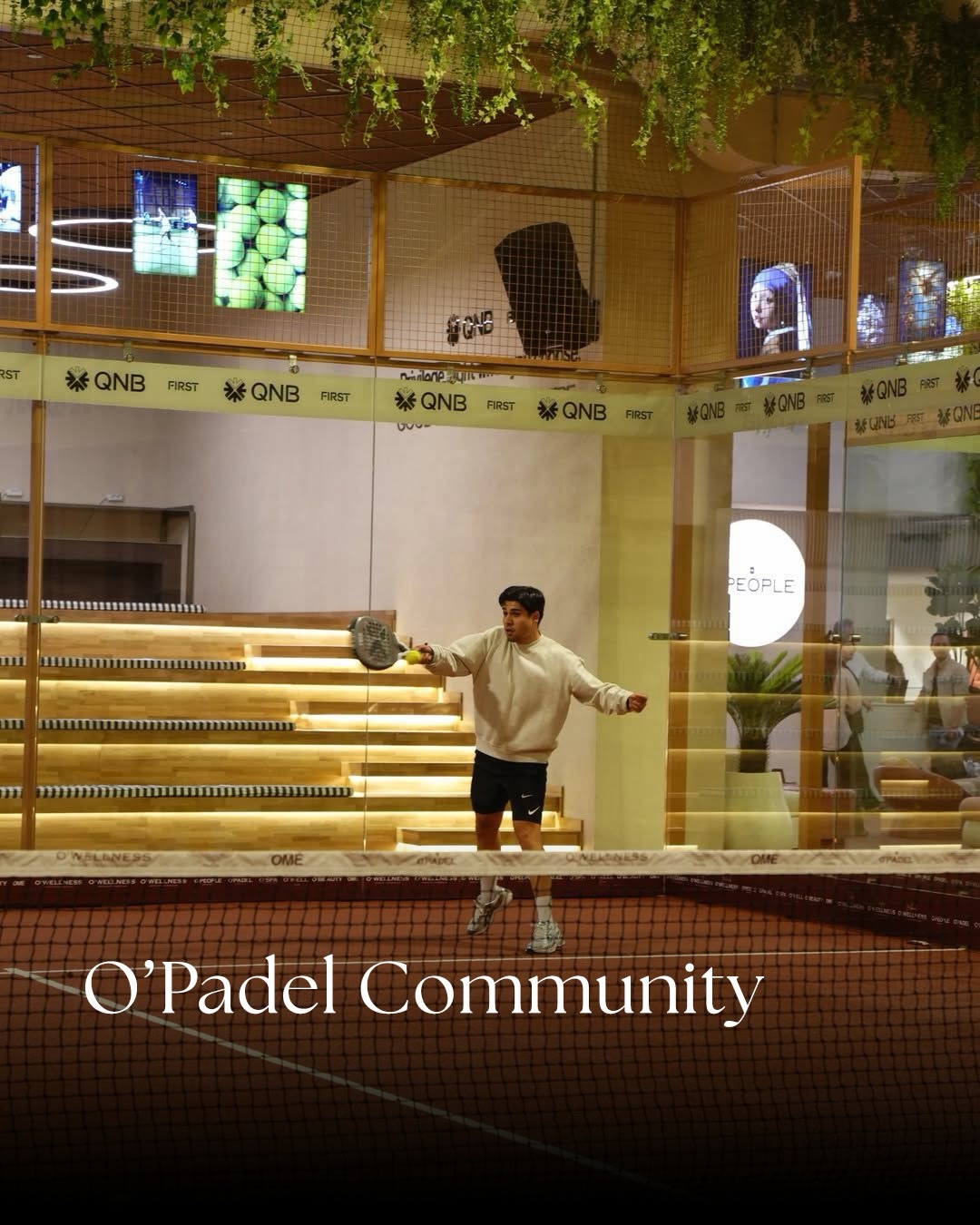 O’Padel Community kortunda topa vuran oyuncu ve tribün alanı.