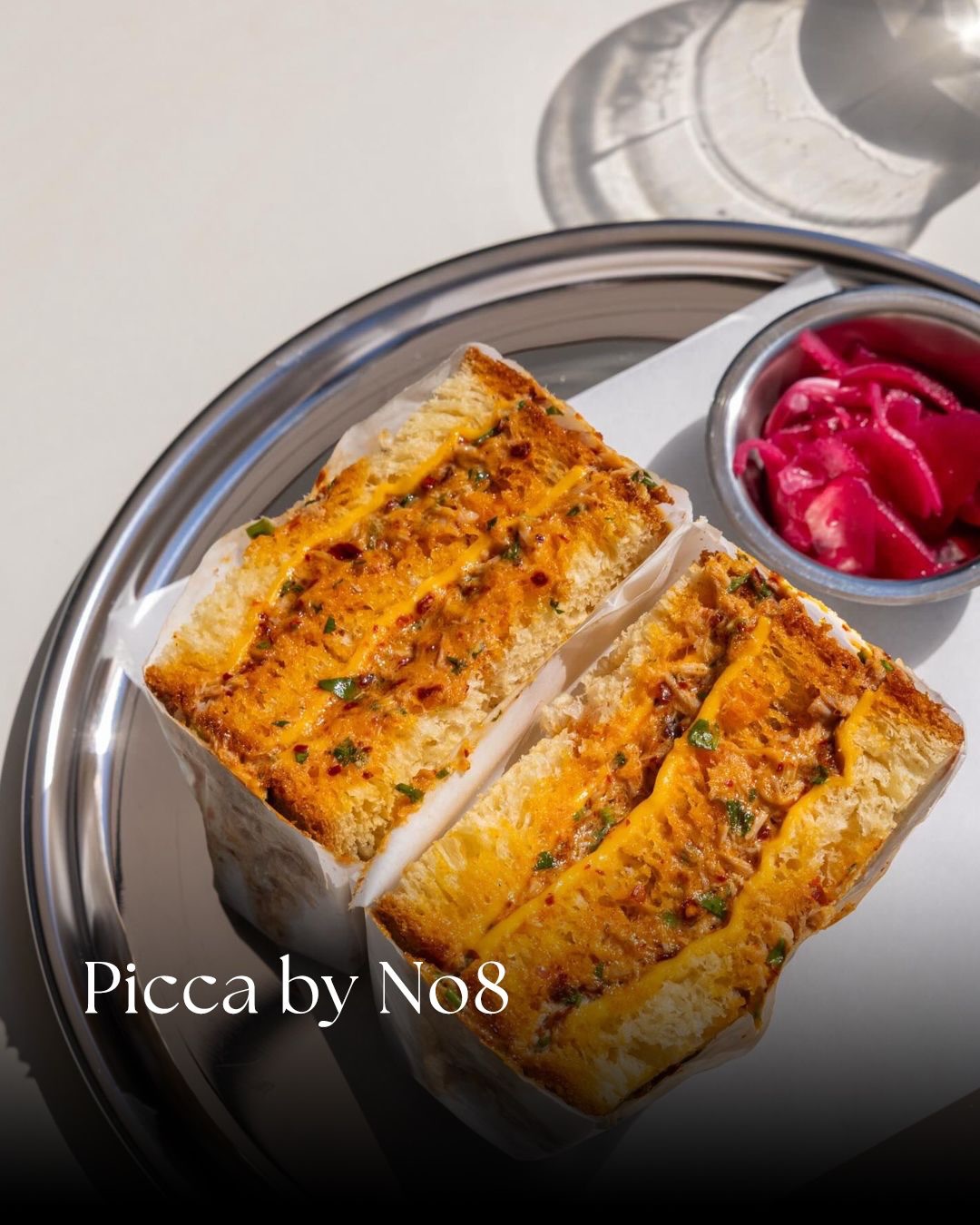 Picca by No8’in metal tabakta servis edilen dolgulu sandviçi.