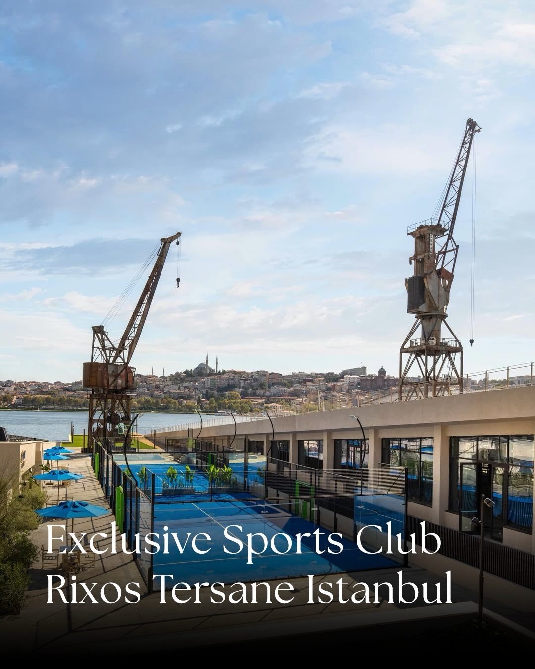 Rixos Tersane İstanbul’daki mavi padel kortları ve Haliç manzarası.