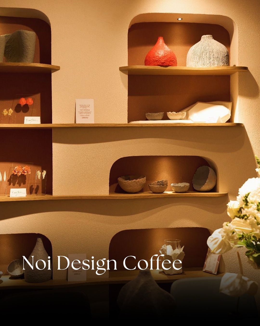 Noi Design Coffee’nin raflarında sergilenen tasarım objeleri.