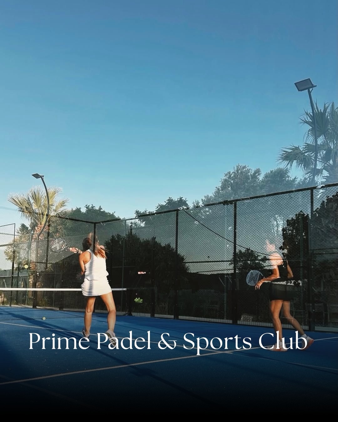 Prime Padel & Sports Club’ın açık kortunda maç yapan oyuncular.