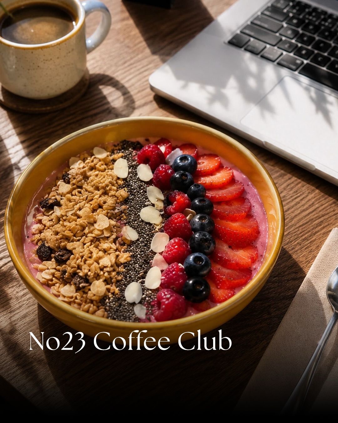 No23 Coffee Club’da meyve ve granolayla servis edilen kahvaltı kasesi.