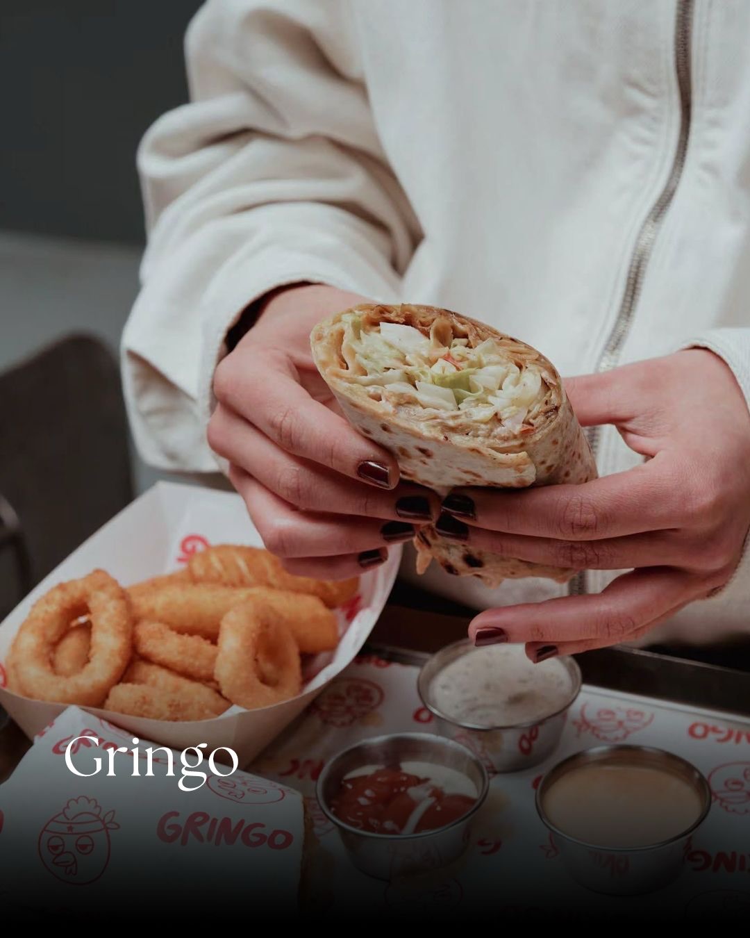 Gringo’nun patates kızartmasıyla servis edilen vegan dürümü.