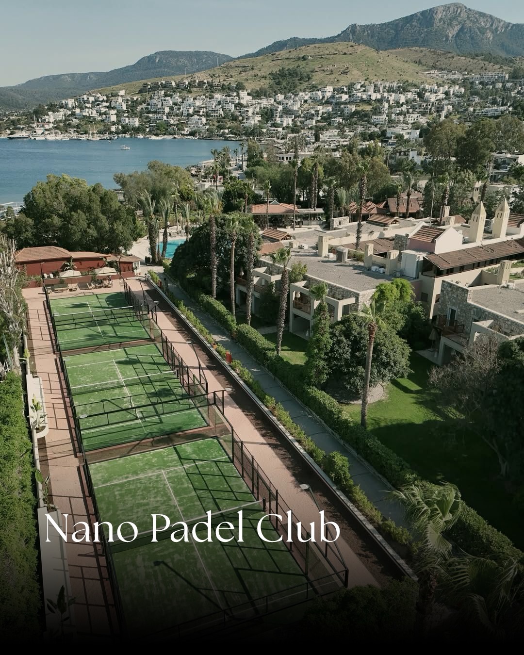 Nano Padel Club’ın Bodrum manzarasına açılan yeşil padel kortları.