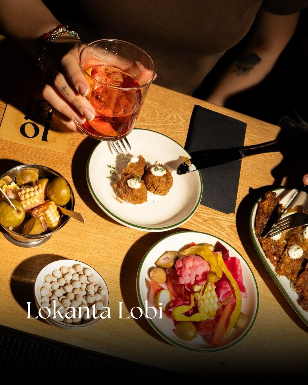Lokanta Lobi’de içecekler ve paylaşımlık tabaklarla kurulan masa.