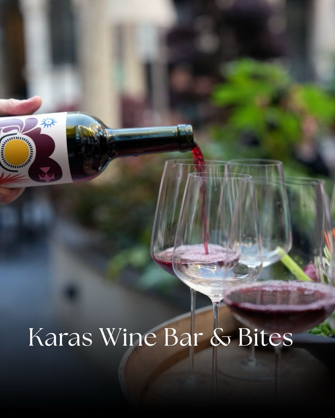 Karas Wine Bar’da kadehlere doldurulan kırmızı şarap.