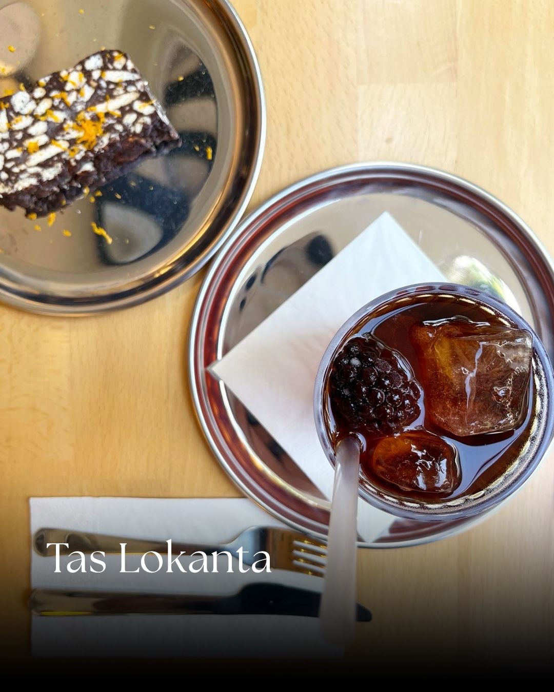 Tas Lokanta’da metal tabaklarda servis edilen tatlılar.
